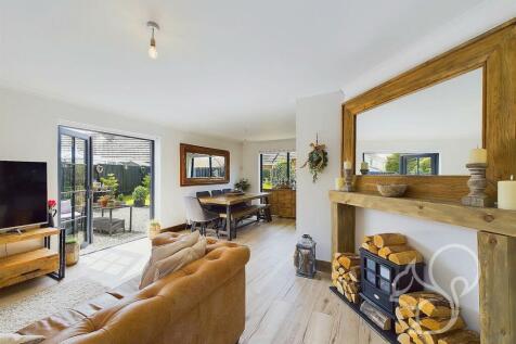 lounge to dining area