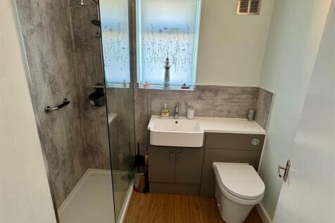 15 Ellis Drive - Bathroom.jpg