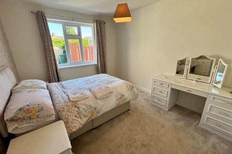 15 Ellis - Bedroom.jpg