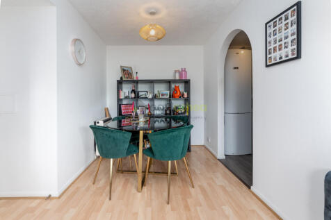 09 For Sale  1 Bedroom Flat Muggeridge Close Croyd