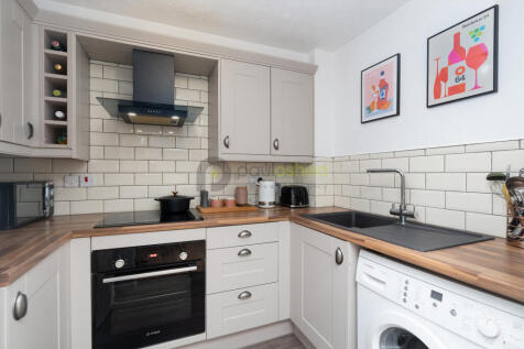 10 For Sale  1 Bedroom Flat Muggeridge Close Croyd