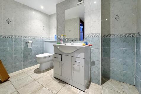 80 Shower Room.jpeg