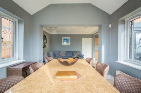 OPEN PLAN KITCHEN/DINING FAMILY ROOM