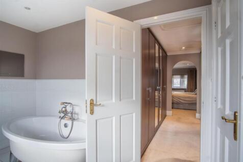ENSUITE BATHROOM