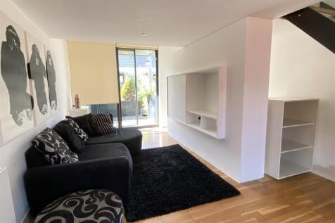 FIRST FLOOR THROUGH LOUNGE