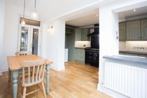 OPEN PLAN KITCHEN/DINING AREA