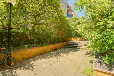 East Smithfield, London, E1W