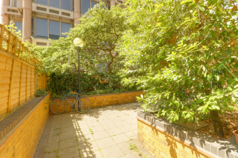 East Smithfield, London, E1W