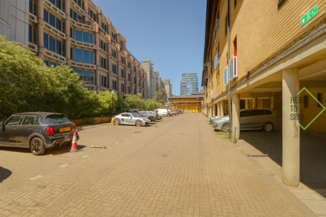 East Smithfield, London, E1W