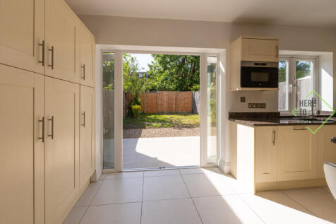 77 Warwick Road N11 2SP-32