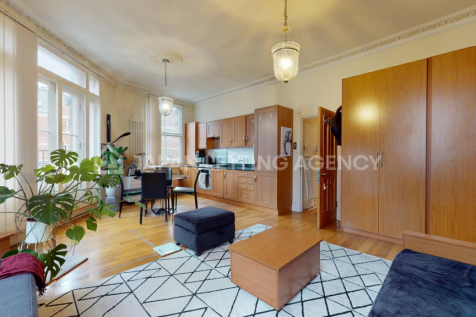 Livingroom 1-4_Watermarked.png