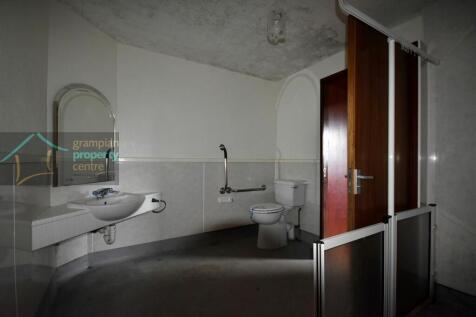 ground floor showe room.JPG