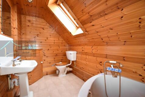 bathroom 2nd .JPG