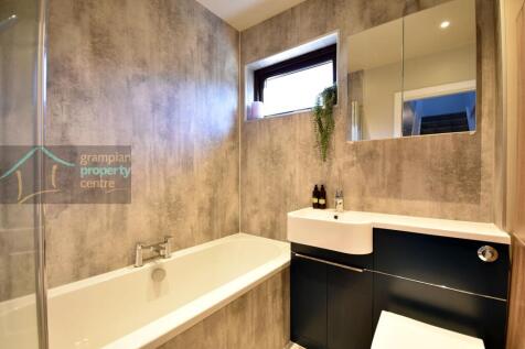 bathroom  .JPG