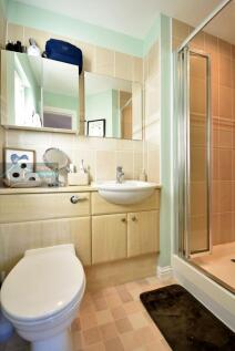 en-suite to bed 1 .JPG