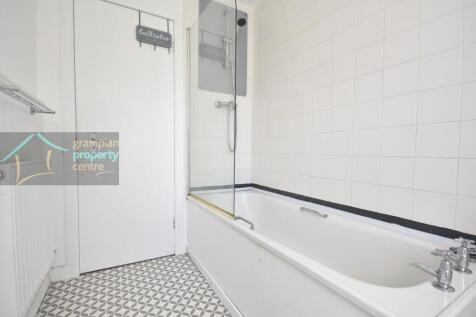 Bathroom 2 .JPG