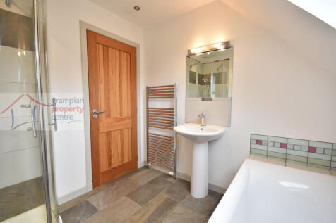 Bathroom 2 .JPG