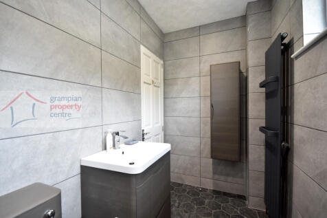 ground floor shower room 2 .JPG