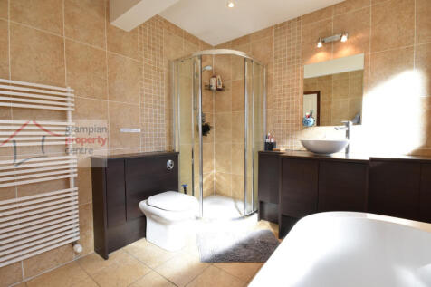 ground floor bed 1 en-suite 2.JPG