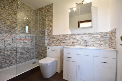 ground floor bed 2 en-suite .JPG