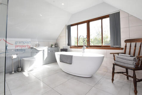 Bed 1 en-suite .JPG