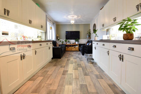 Kitchen 2 .JPG