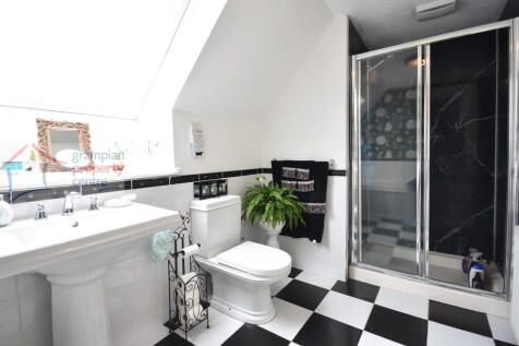 Bathroom 2 .JPG