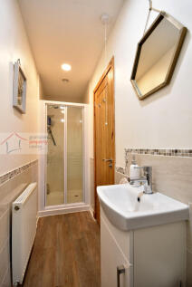 en-suite 2nd .JPG