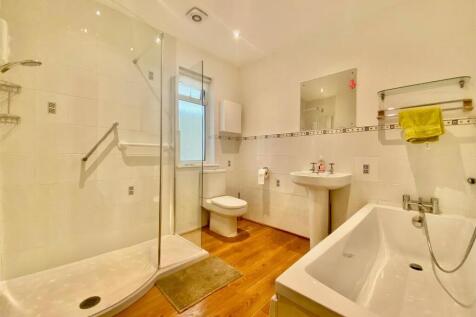 Family Bathroom.jpg