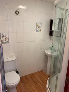 RF 44 Cowley Rd shower room.jpg