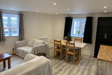 Flat 1 Front Room.jpeg