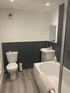 Flat 1 Bathroom.jpeg