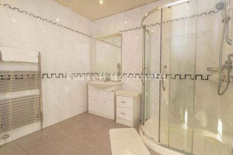 Bedroom 2 en suite