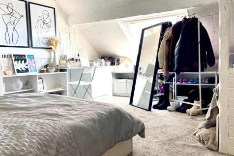 Attic room for 24 de