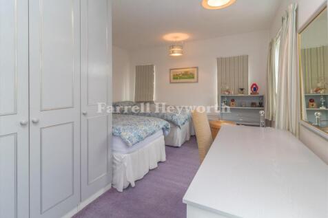 Bedroom 3 image 4
