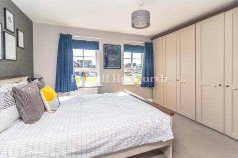Bedroom 1 image 3