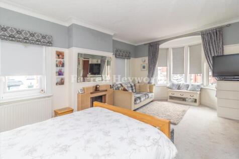 Bedroom 1 image 2
