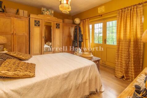 Bedroom 1 image 3