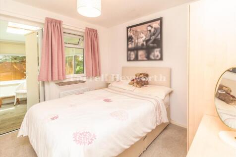 Bedroom 1 image 2