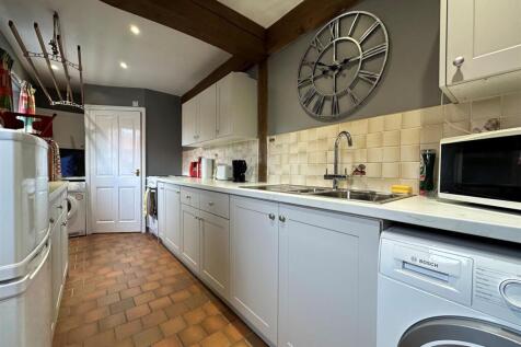 annexe kitchen 1.jpg