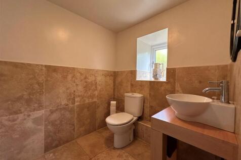 downstair WC.jpg