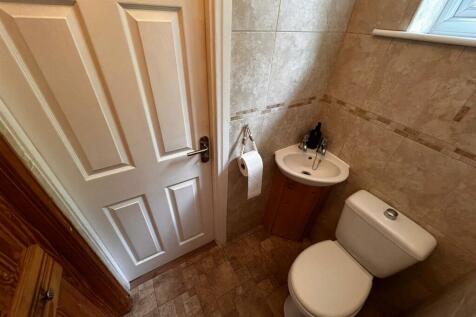 Cloakroom / WC: