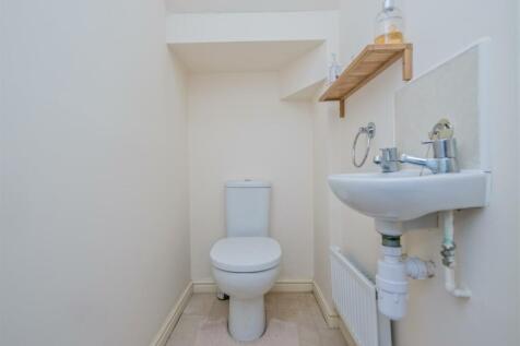 Cloakroom / WC: