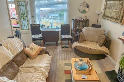 Living / Dining Room: