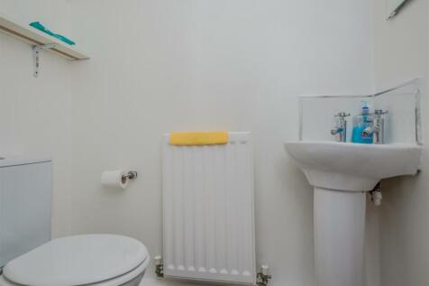 Cloakroom / WC:
