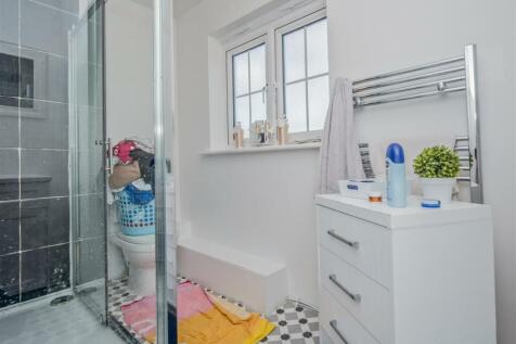 En-suite Shower Room / WC: