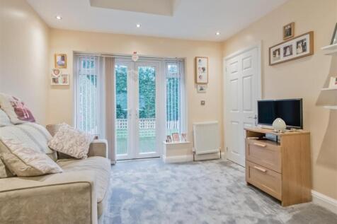 Sun Room / Additional Sitting Room: