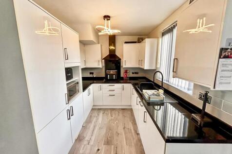 Fully fitted kitchen