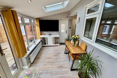 Occasional Room / Family Area: