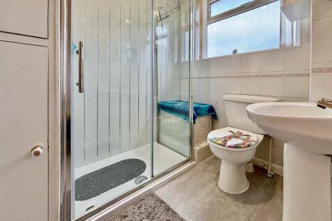 Ground Floor Shower Room / WC: